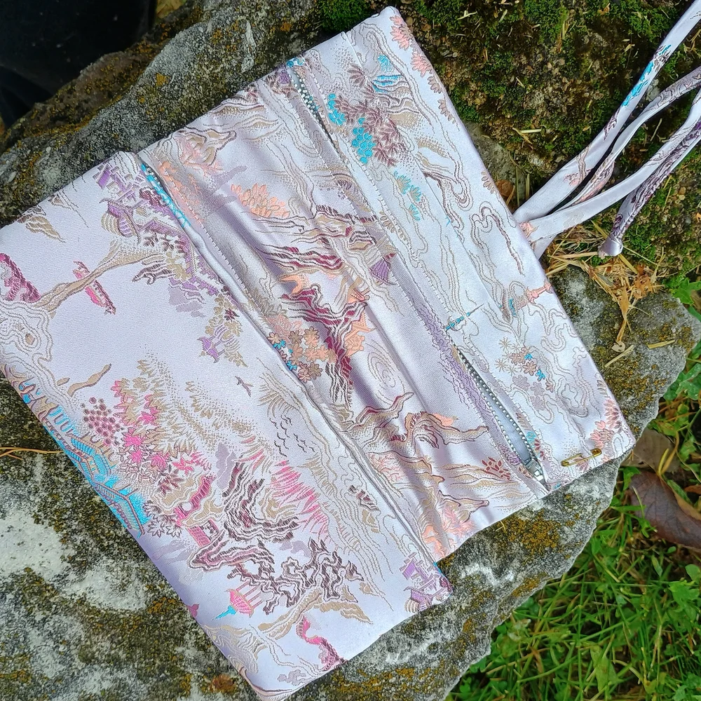GoRGEoUS Asian inspired satin jewelry or makeup bag w pockets, jewelry bag